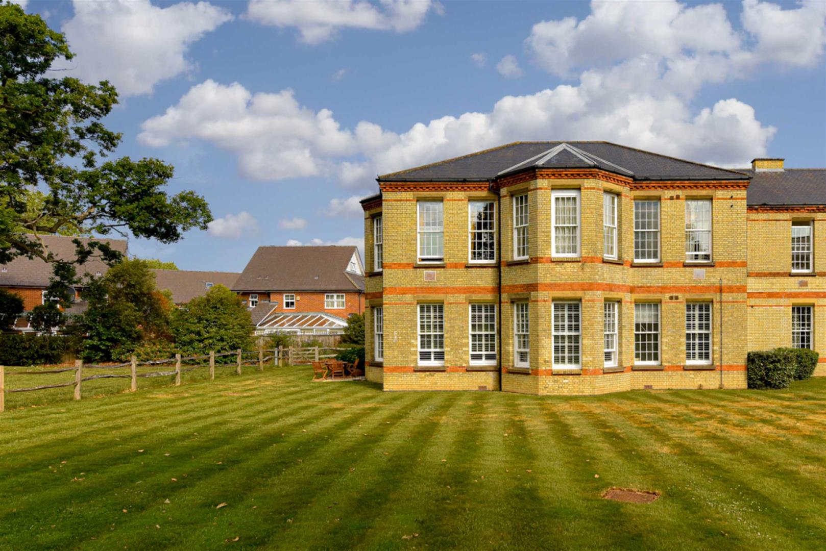 2 bedroom Flat, Gladstone House, Horton Crescent, Epsom The Personal